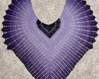 Chal de crochet Ultimate Sacrifice “Wings” color lavanda/negro