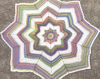 Copertina/plaid per neonati/bambini all'uncinetto, testurizzata, con stelle uniche e motivo arcobaleno pastello.