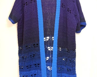 Cardigan primaverile all'uncinetto con motivo libellula.