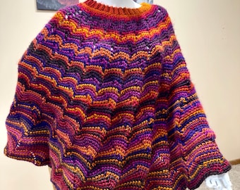 Poncho caldo all'uncinetto nei colori autunnali