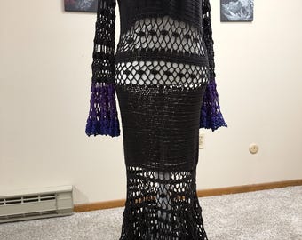 Abito all'uncinetto in stile gotico/Morticia Adams, nero con dettagli viola.