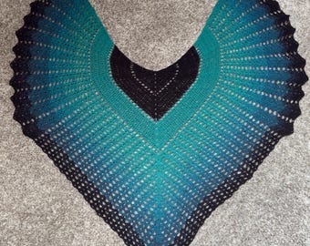 Chal de ganchillo Ultimate Sacrifice "Wings" en turquesa, azul y negro