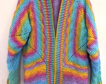 Cardigan esagonale all'uncinetto nei colori dell'arcobaleno.