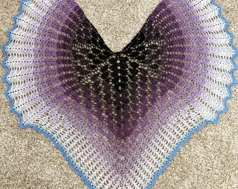 Sciarpa all'uncinetto "Il volo della leggendaria storia d'amore" nei colori lavanda/blu