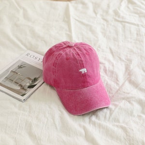 Casquette brodée avec ours en dessin animé Accessoire élégant et amusant Idéal pour les aventures en plein air Cadeau d'anniversaire attentionné Livraison gratuite Rose