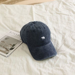 Casquette brodée avec ours en dessin animé Accessoire élégant et amusant Idéal pour les aventures en plein air Cadeau d'anniversaire attentionné Livraison gratuite Navy