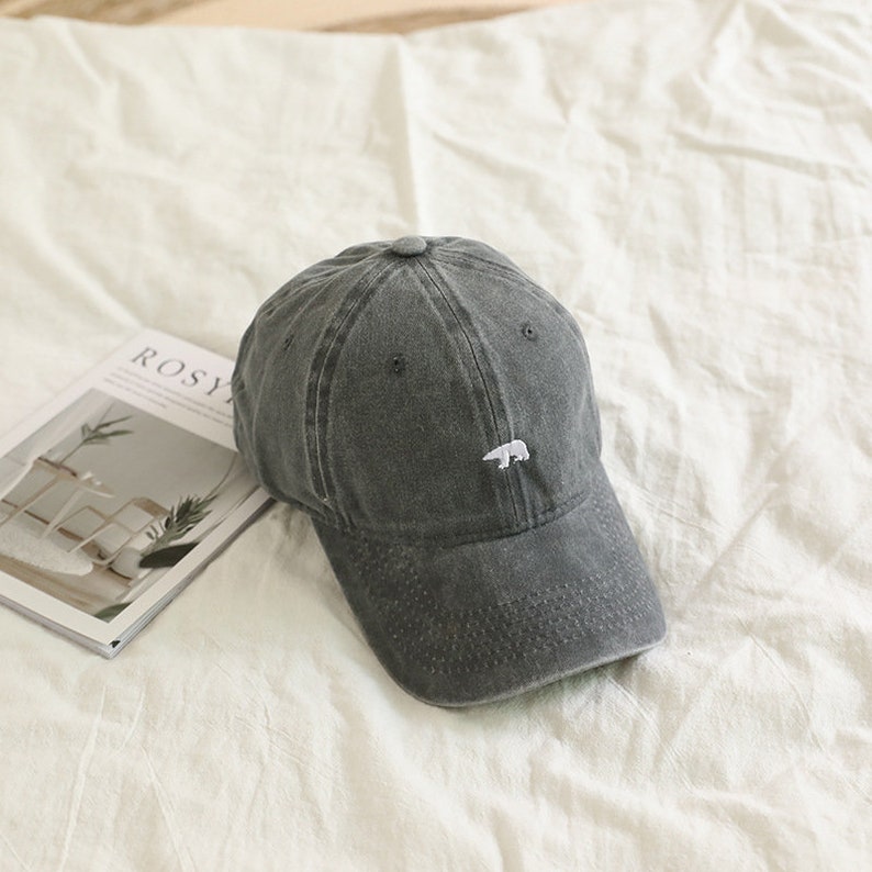 Casquette brodée avec ours en dessin animé Accessoire élégant et amusant Idéal pour les aventures en plein air Cadeau d'anniversaire attentionné Livraison gratuite Gris