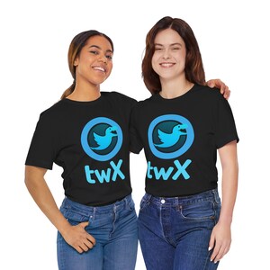 Puede incluir: Dos personas con camisetas negras con un logotipo de pájaro azul y el texto "twX" impreso en la parte delantera. El pájaro tiene un pico azul y está dentro de un círculo azul.