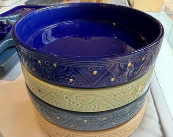 Handmade Moroccan Ceramic Bowl – Engraved Serving Dish with Gold Accents – Small Decorative Snack Bowl – Jewelry or Key Tray – Unique Gift