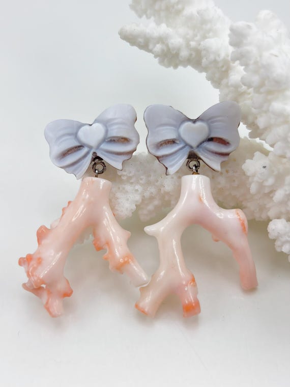 Stud earrings with a “bow” CAMEO engraved on a Cassis Madagascariens shell and a pink CORAL branch, set in 925 Silver.