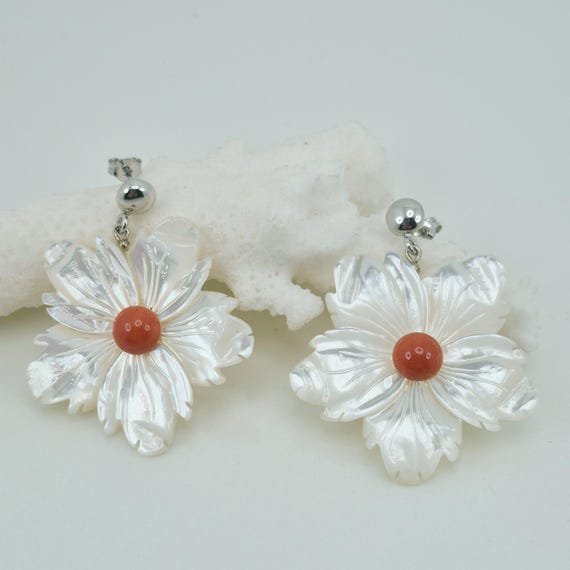 Orecchini floreali in MADREPERLA e CORALLO proveniente dal Mar Mediterraneo, con ARGENTO  925