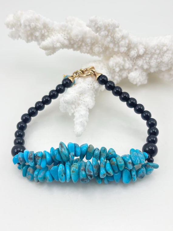 Bracelet made of stabilized TURQUOISE flakes from Arizona, natural black ONYX spheres and gold-plated 925 SILVER clasp