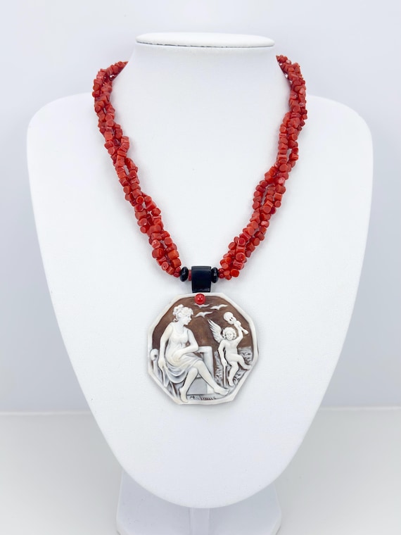 Necklace in natural red CORAL from the Mediterranean Sea and CAMEO engraved on a Cassis Madagascariens shell
