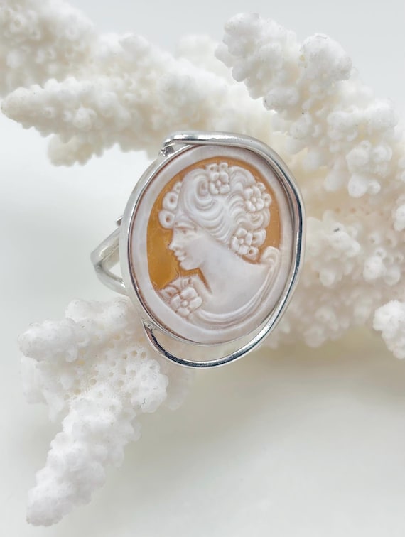 Ring with CAMEO engraved on Cassis Madagascariens shell and 925 SILVER setting