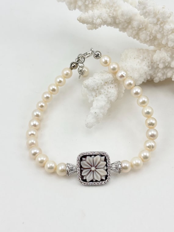 Bracelet with CAMEO engraved on Cassis Madagascariensis shell and freshwater cultured pearls, set in 925 SILVER