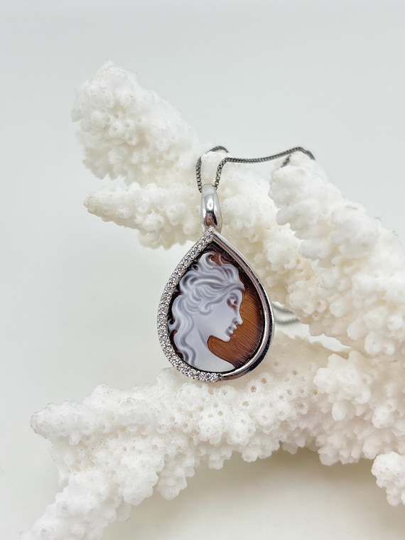 Hand-engraved CAMEO pendant on a drop-shaped Cassis Madagascariens shell with a 925 SILVER and zirconia setting.