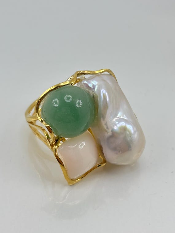 Anello multipietra con PERLA BAROCCA, quadrato in CORALLO rosa e bottone in giada naturale montato in argento 925 placcato in oro.