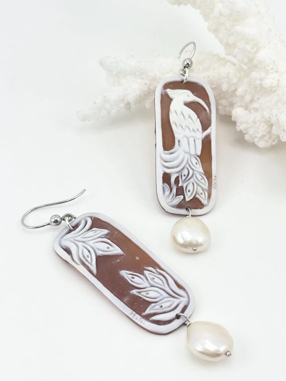 Dangle earrings with hand-engraved CAMEO on Cassis Madagascariensis shell and cultured freshwater PEARL, set in 925 SILVER