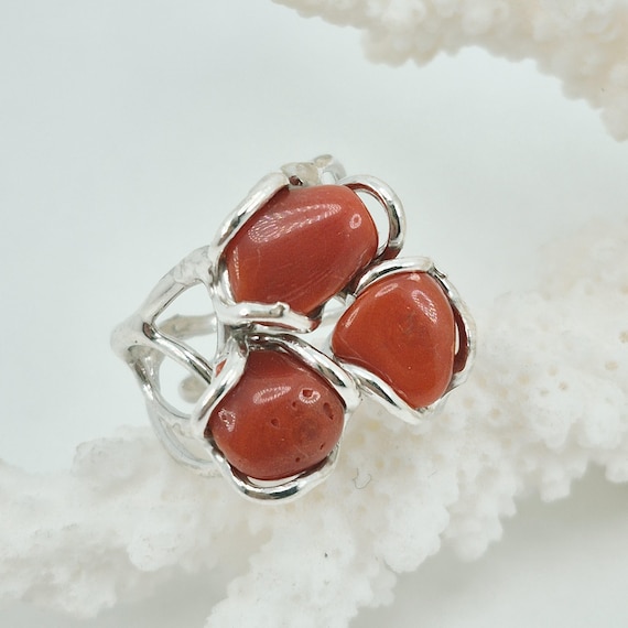 Mediterranean coral ring, three natural shapes, set in 925 silver