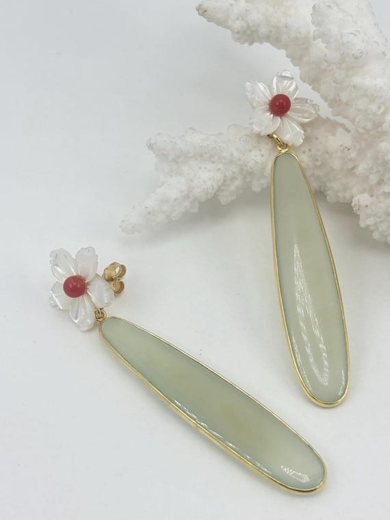 Dangling earrings with MOTHER OF PEARL flower and natural red CORAL sphere, CHALCEDONY drop, mounted in gold-plated 925 silver