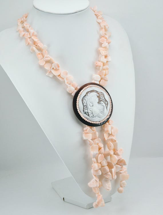 Round cameo necklace with pink coral steps, 925 silver clasp.