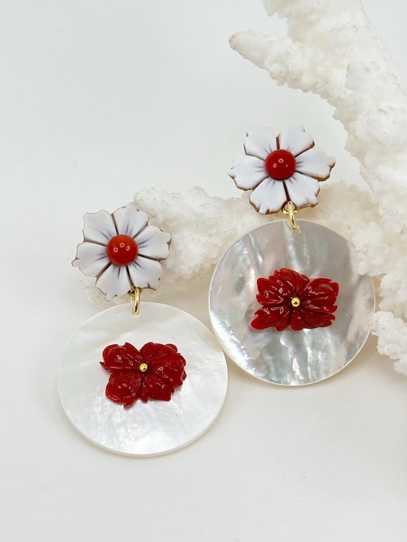 Earrings with hand-engraved CAMEO on shell, engraved natural red CORAL and MOTHER OF PEARL, set in gold-plated 925 silver