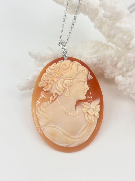 CAMEO engraved on Cassis Rufa shell, profile of a woman and setting in 925 SILVER and zircons