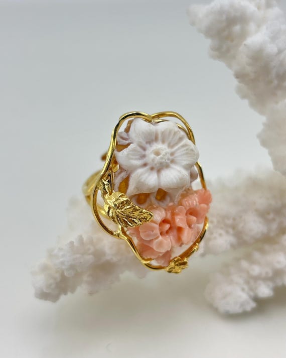 Anello in CORALLO rosa proveniente dai mari asiatici e CAMEO floreale inciso su conchiglia  montato in ARGENTO 925 placcato in oro
