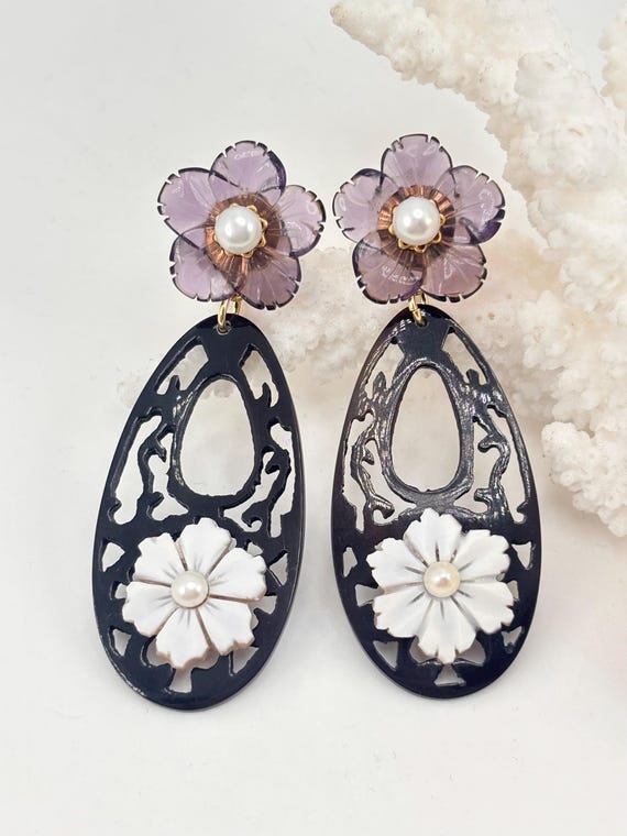 Earrings with hydrothermal AMETHYST flower, oval horn hoop and hand-engraved CAMEO, mounted in gold-plated 925 silver