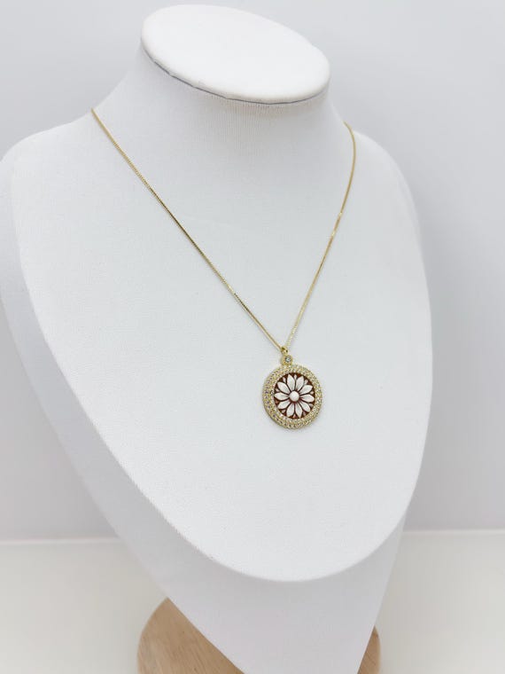 Hand-engraved CAMEO pendant on a Cassis Madagascariens shell with a gold-plated 925 SILVER and zirconia setting.