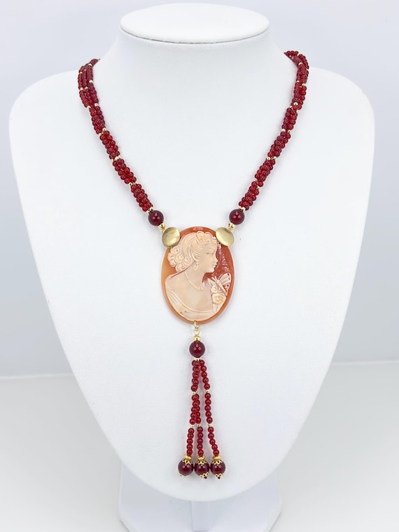 Multi-strand necklace with hand-engraved CAMEO on Cassis Rufa shell and natural red AGATE spheres, gold-plated 925 SILVER clasp