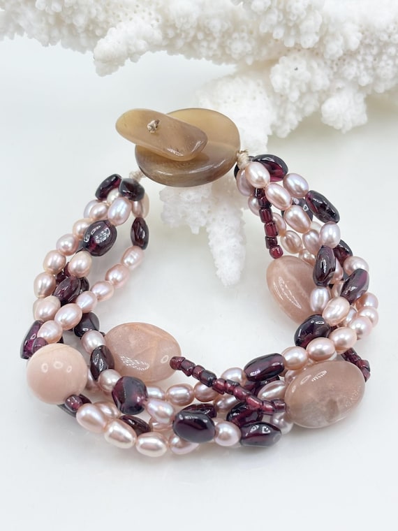 Bracelet with mixed stones in GARNET, SUNSTONE and cultured freshwater BEADS from Asia