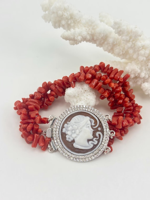 Mediterranean coral bracelet with clasp featuring a cameo engraved on a Cassis Madagascariensis shell, 925 silver, and zirconia.