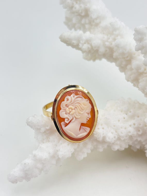 Ring with hand-engraved CAMEO on Cassis Rufa shell, set in gold-plated 925 SILVER