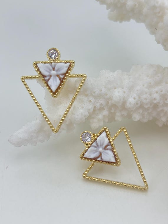 Geometric stud earrings with floral cameo engraved on a Madagascar Cassis shell and a gold-plated 925 silver and zirconia setting.