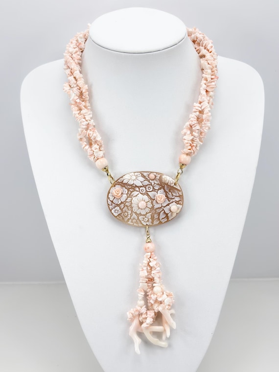 Necklace in natural pink CORAL from the Pacific Ocean and hand-engraved cameo on Cassis Madagascariensis and 925 SILVER clasp
