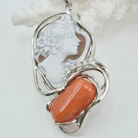 Necklace with red coral and cameo