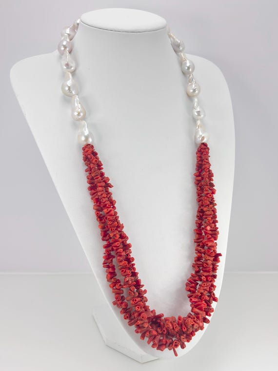 Impressive necklace in natural red CORAL from the Mediterranean Sea and cultured freshwater baroque pearls from Asia