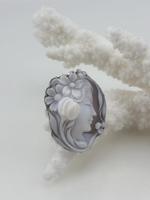 Ring with hand-engraved CAMEO on Cassis Madagascariens shell set in 925 SILVER.
