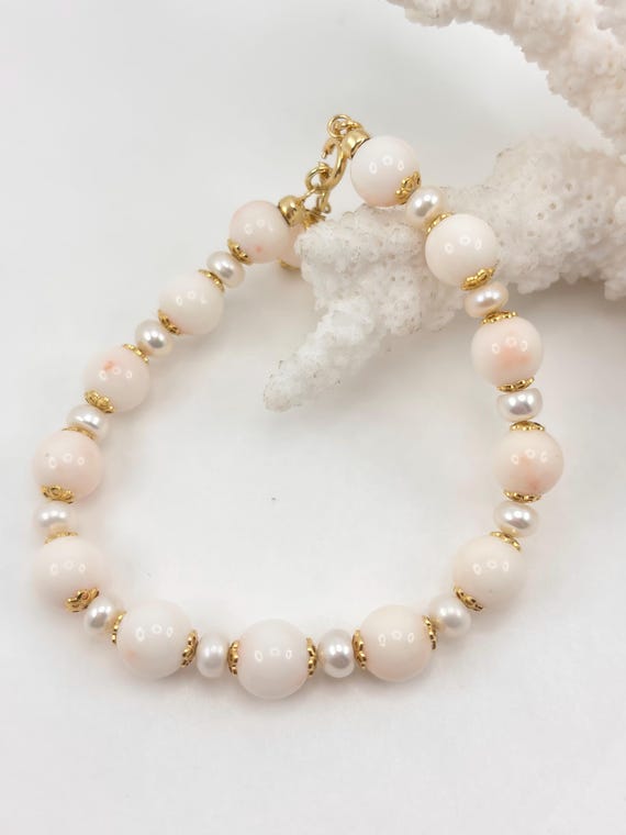 Bracelet in cultured freshwater PEARLS, natural pink CORAL from the Pacific Ocean, mounted in gold-plated 925 SILVER