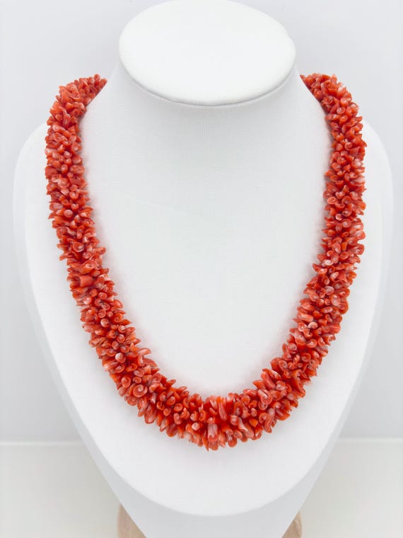 Cerasuolo coral necklace, Chinese floral engraving, 18kt yellow gold clasp