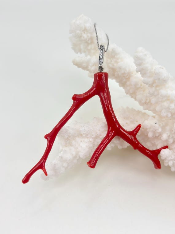 Pendant with a BRANCH in natural red CORAL from the Mediterranean Sea and a 925 SILVER and zirconia setting.