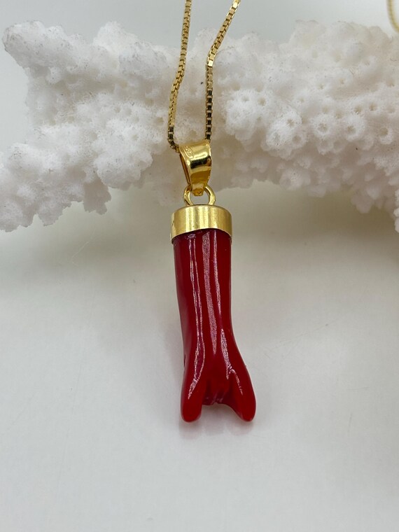 Ciondolo portafortuna in CORALLO rosso proveniente dal Mar Mediterraneo montato in Argento 925 placcato in oro