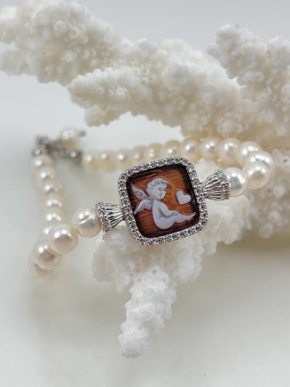 Bracelet with CAMEO engraved on a Madagascan cassis shell and freshwater cultured pearls, set in 925 SILVER and zircons