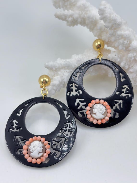 Ear studs in engraved horn and CAMEO engraved on Cassis Madagascariens shell and gold-plated 925 silver setting