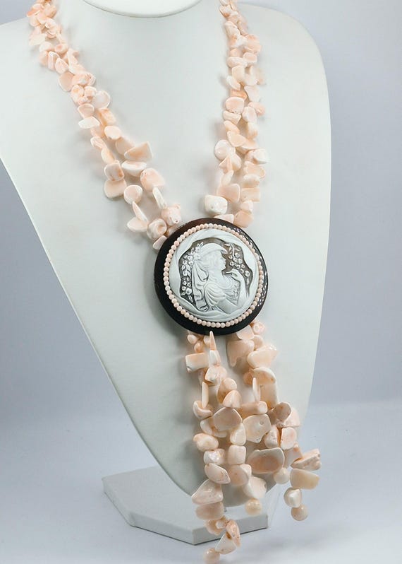 Round cameo necklace and pink coral steps, 925 silver clasp.