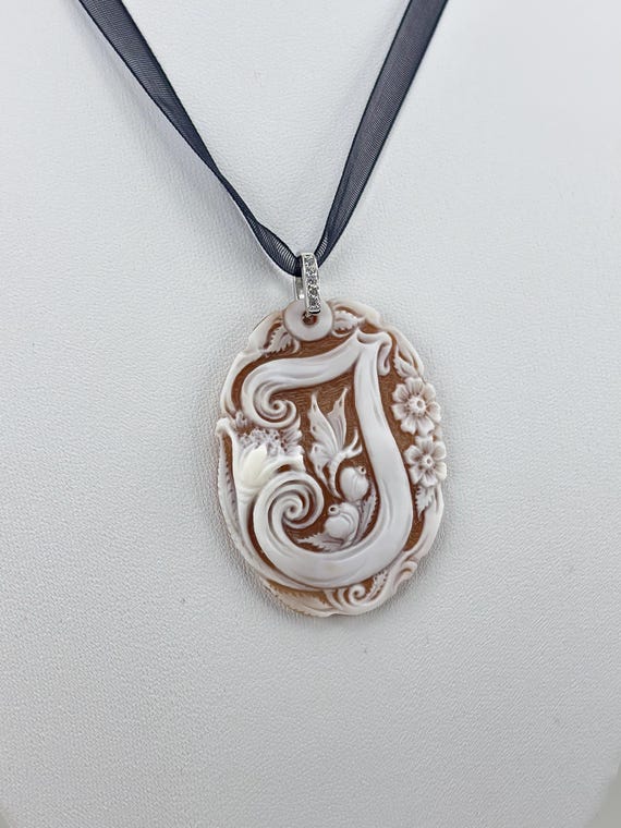 CAMEO inciso su conchiglia cassis madagascariens lettera “I” e montatura in ARGENTO 925 e zirconi