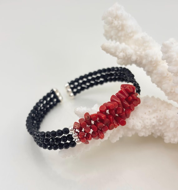 Bracelet made of natural red CORAL from the Mediterranean Sea and faceted natural black AGATE spheres, set in 925 Silver
