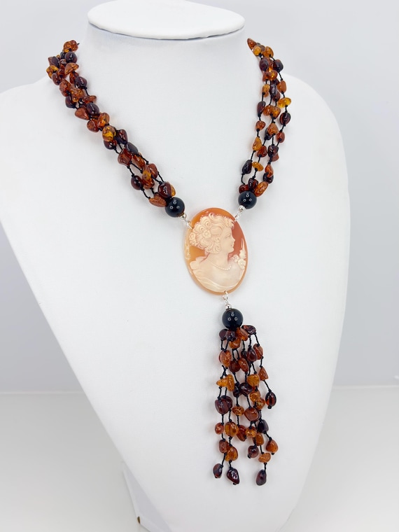Necklace in AMBER pebbles and fabric with hand-engraved CAMEO on Cassis Rufa shell, knotted