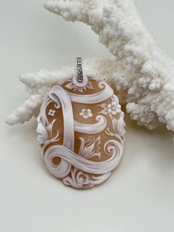 CAMEO inciso su conchiglia cassis madagascariens lettera "E'" e montatura in ARGENTO 925 e zirconi